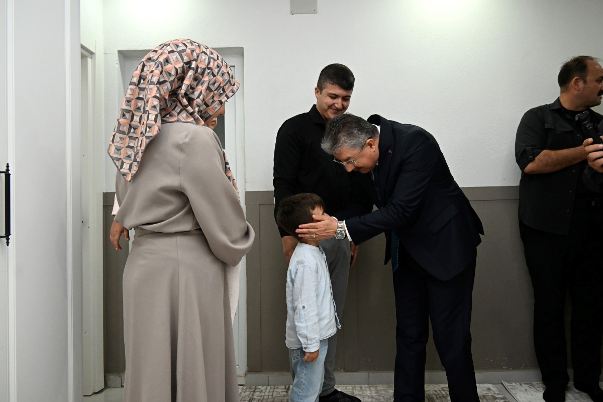 Vali Dr. Erdinç Yılmaz, Gazimiz İstihkâm Uzman Onbaşı İbrahim Kelek’i Evinde Ziyaret Etti