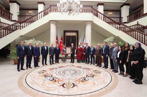 'Yılın Ahisi' Seçilen Emine Elmas, Vali Ayyıldız'ı Ziyaret Etti