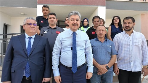 Vali Yılmaz, Yapımı Devam Eden Cevdetiye Beldesi Deprem Konutları İnşaatında İncelemelerde Bulundu