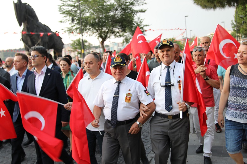 Çanakkale’de 15 Temmuz Demokrasi ve Millî Birlik Yürüyüşü Coşkusu