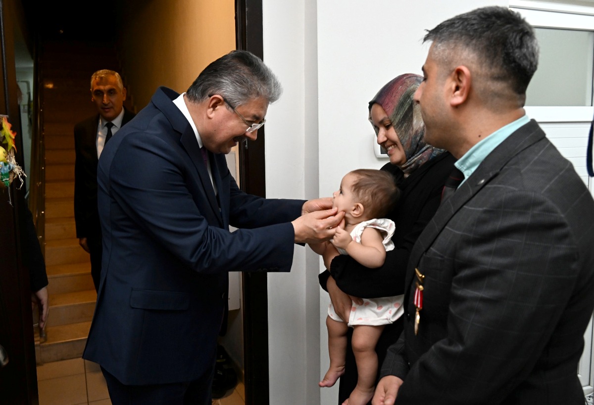 Vali Dr. Erdinç Yılmaz, 19 Eylül Gaziler Günü Dolayısıyla Gazimiz Piyade Uzman Jandarma Çavuş Mustafa Şahin’i Evinde Ziyaret Etti