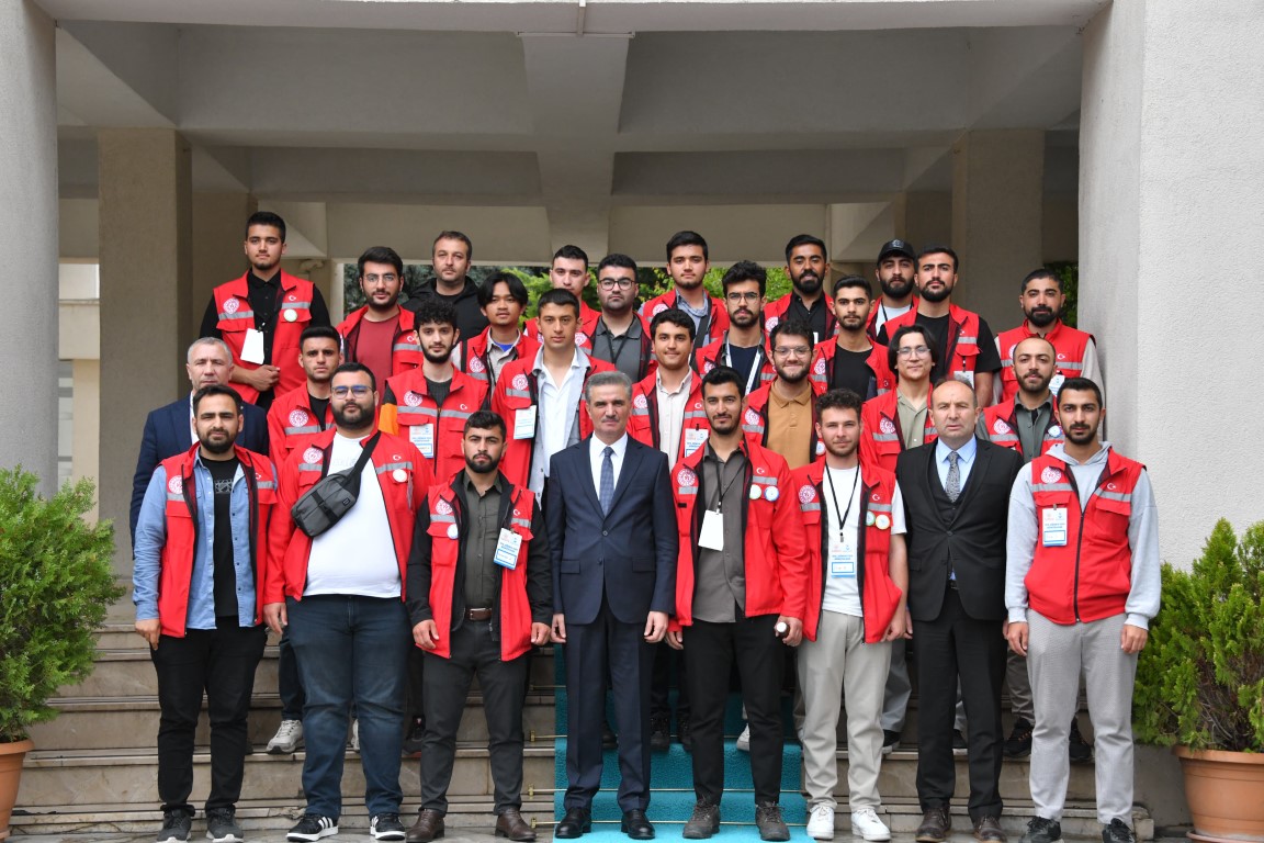 Valimiz Aydın Baruş Damla Gönüllülük Hareketi Kapsamında Gençlerle Bir Araya Geldi