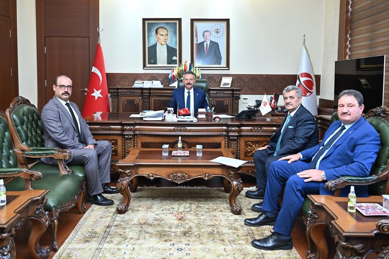 Eskişehir Esnaf ve Sanatkârlar Odaları Birliği Başkanı Ekrem Birsen ve beraberindekiler  Valimiz Sayın Hüseyin Aksoy'u ziyaret etti.