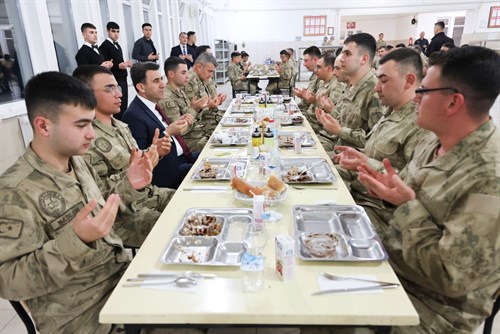 VALİ ŞEFİK AYGÖL, KAHRAMAN MEHMETÇİKLERLE İFTAR SOFRASINDA BULUŞTU