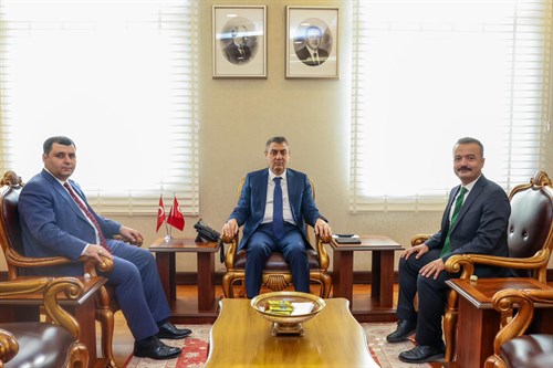 VALİMİZ SAYIN ATİLLA TOROS, ZİYARETİNE GELEN MÜLKİYE BAŞMÜFETTİŞİ RAMAZAN KENDÜZLER VE MÜLKİYE MÜFETTİŞİ AZİZ KAYABAŞI İLE GÖRÜŞTÜ