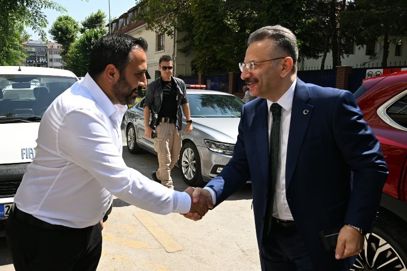 Valimiz Sayın Hüseyin Aksoy Eskişehir Nabız haber sitesini ziyaret etti. Eskişehir Nabız ailesine çalışmalarında başarılar ve kolaylıklar diledi.