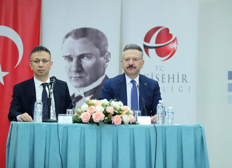 Valimiz Sayın Hüseyin Aksoy her ay bir ilçede düzenlediği muhtarlar toplantısını bu ay merkez ilçemiz Odunpazarı'nda gerçekleştirdi.