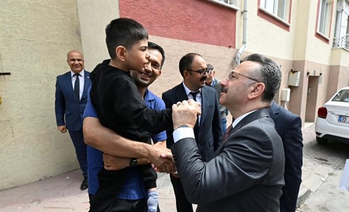 Valimiz Sayın Hüseyin Aksoy, Mehmet Fatih Yıldırım ve ablası Aynur Selen Yıldırım'ı eğitim-öğretim yılının ilk gününde evlerinde ziyaret etti.