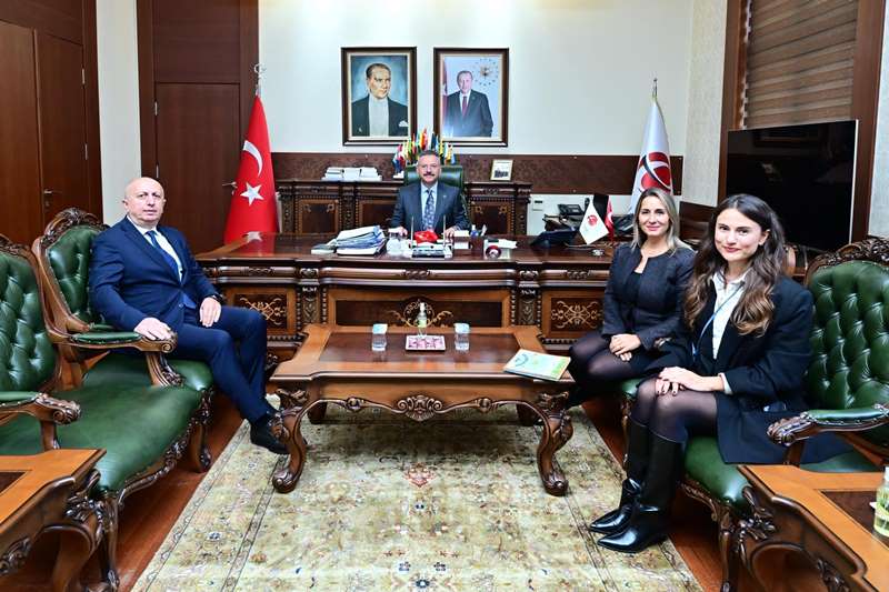 Zorlu Enerji Osmangazi Perakende Satış A.Ş. Direktörü Tamer Akaslan ve beraberindekiler Valimiz Sayın Hüseyin Aksoy’u ziyaret etti.