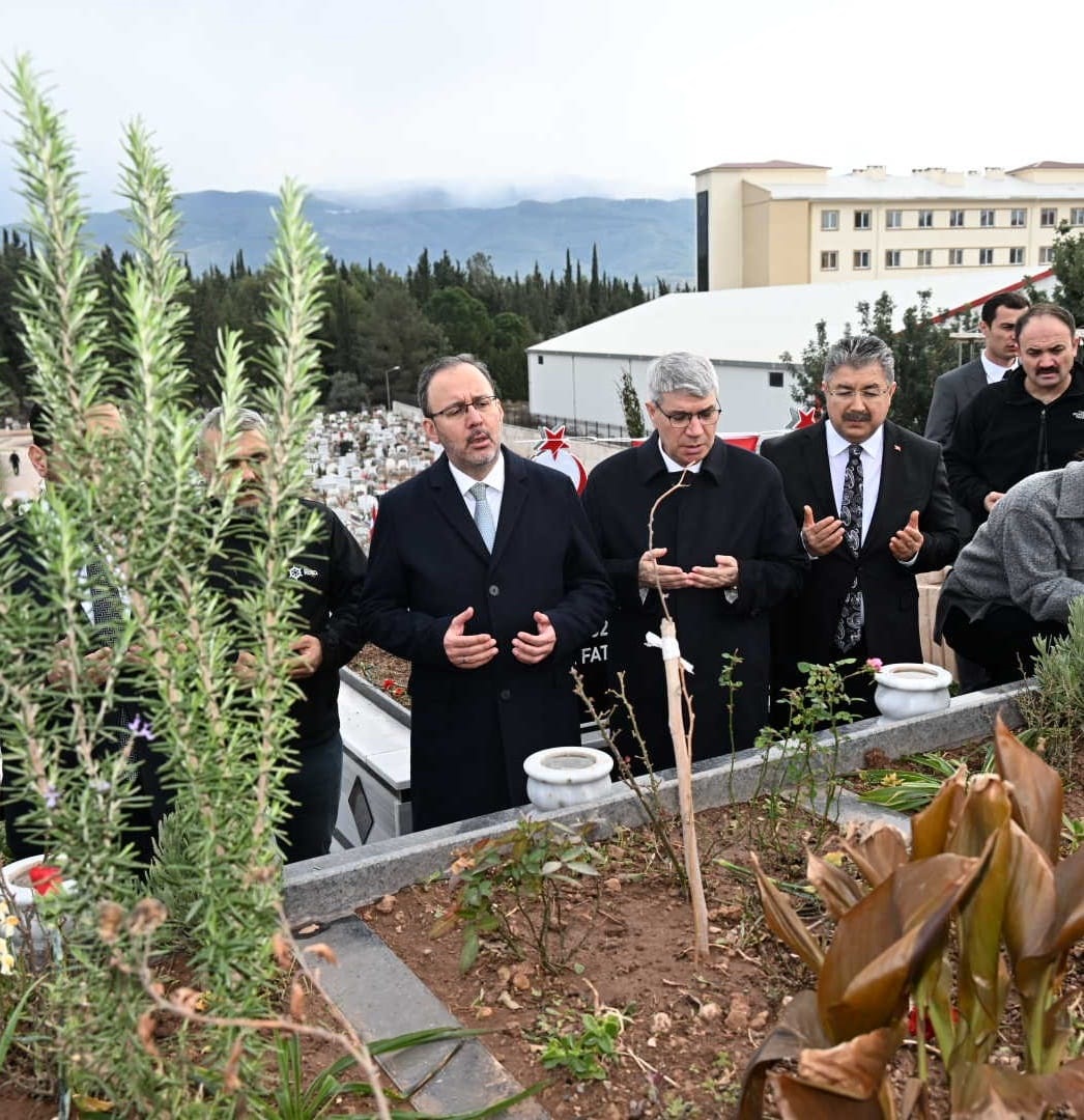 Gençlik ve Spor Eski Bakanı Sayın Dr. Mehmet Muharrem Kasapoğlu, Depremde Hayatını Kaybeden Vatandaşlarımızın Mezarlarını Ziyaret Etti