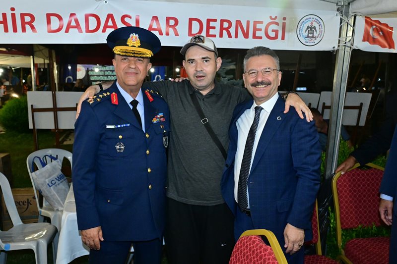 Valimiz Sayın Hüseyin Aksoy, 15 Temmuz Etkinlikleri Kapsamında Vilayet Meydanındaki Stantları Ziyaret Ederek Vatandaşlarla Buluştu.
