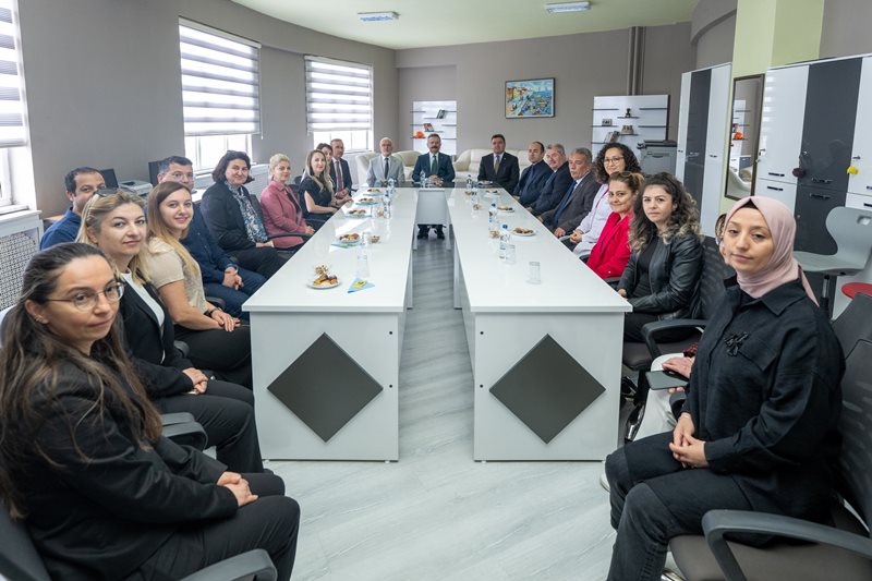 "Sağlıklı Okul Sağlıklı Gelecek" programına katılmak üzere Millî İrade İlkokulu'na giden Valimiz Sn. Hüseyin Aksoy, öğretmenler ile bir araya geldi.