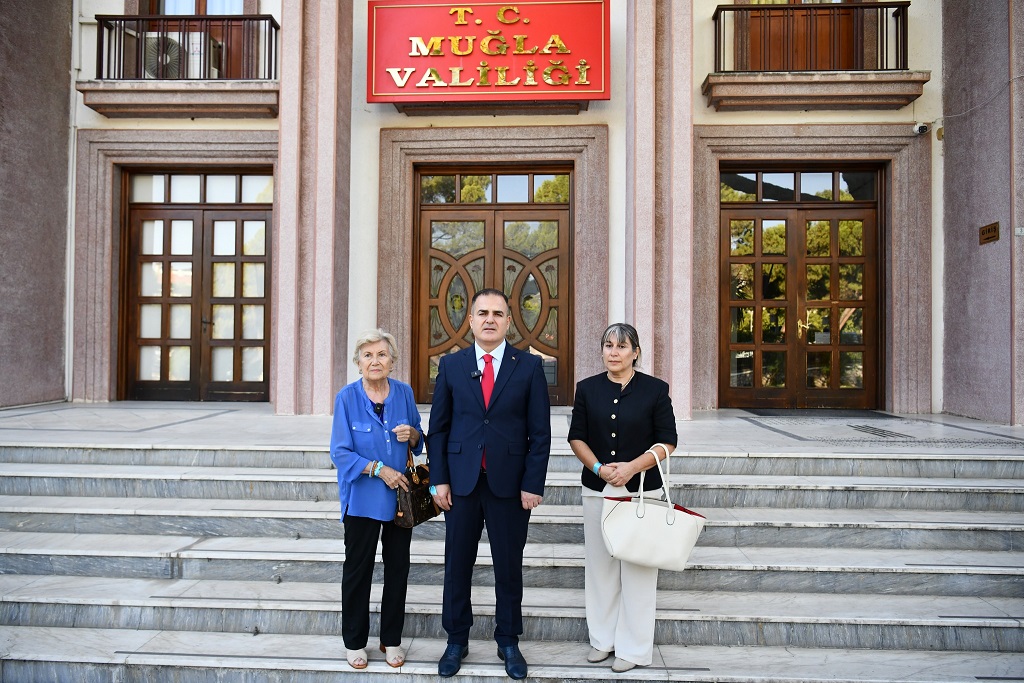 Valimiz Sayın Dr. İdris Akbıyık, Muğla Valiliği Önünde, Küresel Sumud Filosuyla İlgili Açıklamalarda Bulundu