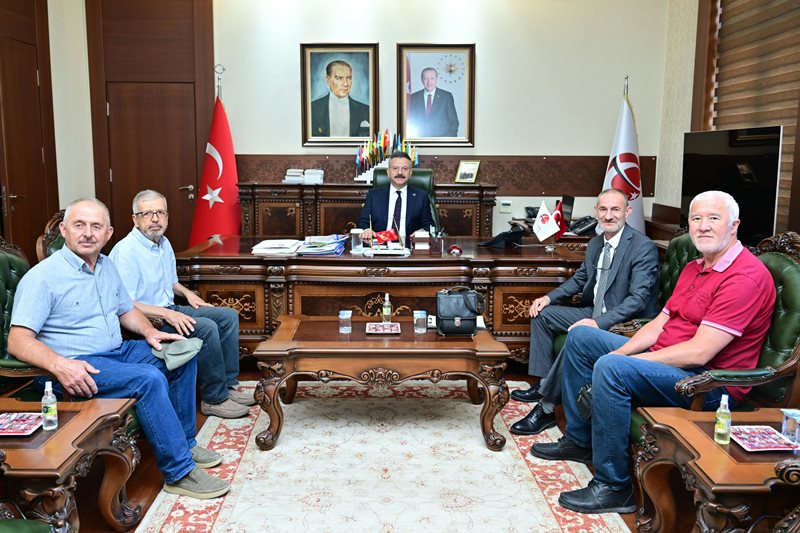 Eskişehir Arı Yetiştiricileri Birliği Başkanı Yılmaz Aşçı ve Yönetim Kurulu Üyeleri, Valimiz Sayın Hüseyin Aksoy’u makamında ziyaret etti.