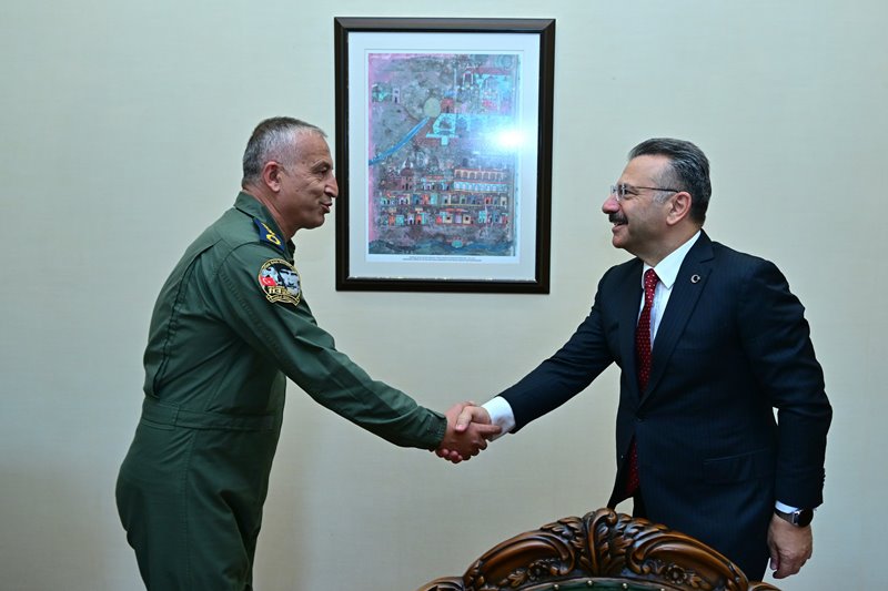 1.Ana Jet Üs Harekât Komutanı Albay Rahmi Akgün, Solo Türk Uçuş Ekibi Valimiz Sayın Hüseyin Aksoy’u makamında ziyaret etti.