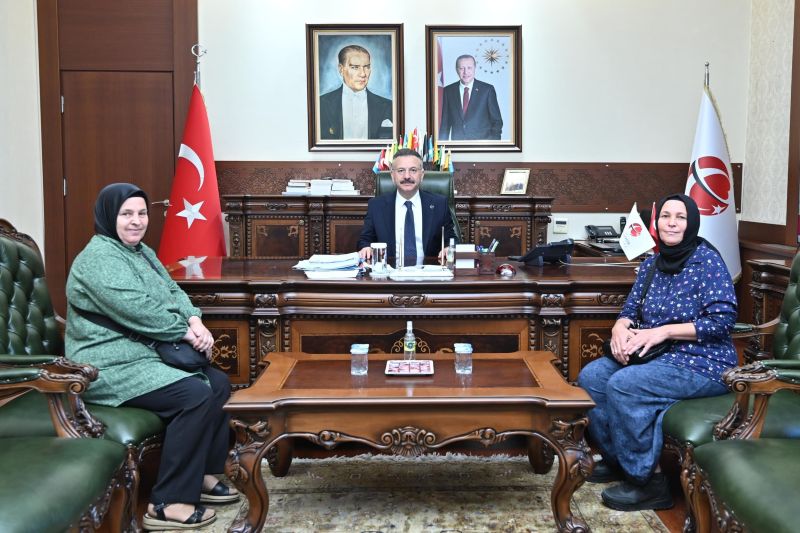 Eskişehir eşrafından Zekiye Önal ve Hafize Önal Valimiz Sayın Hüseyin Aksoy’u ziyaret etti.