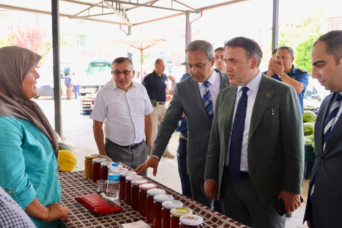 VALİMİZ SAYIN FAİK OKTAY SÖZER, YENİPAZAR’DA ESNAF VE VATANDAŞLARLA BULUŞTU