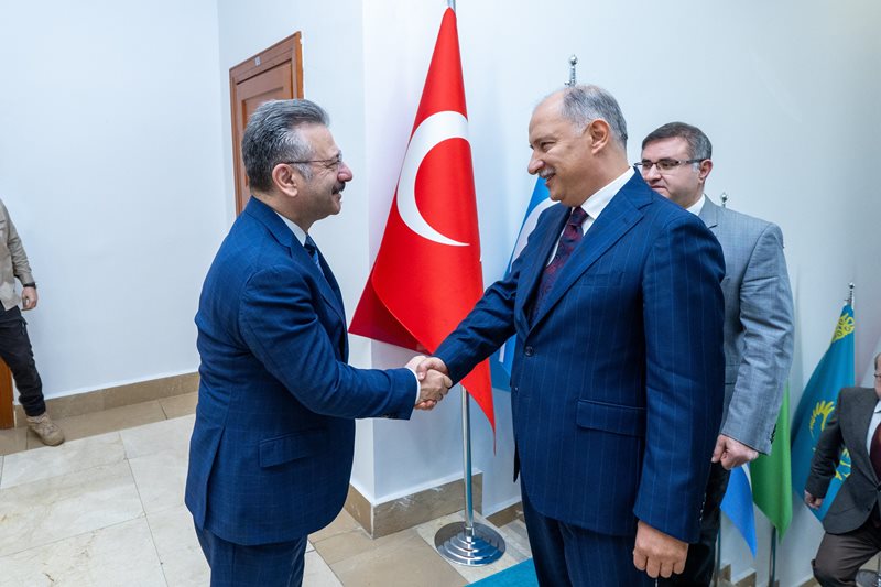 Eskişehir’e gelen Tarım ve Orman Bakan Yardımcısı Sayın Abdulkadir Polat, Valimiz Sayın Hüseyin Aksoy'u makamında ziyaret etti.