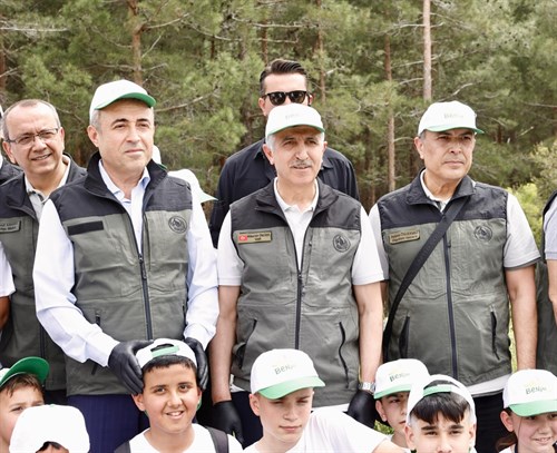 Vali Ünlüer, "Orman Benim" Etkinliği Kapsamında Doğa Temizliğine Katıldı