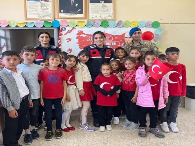 Altınyayla'da Jandarma Çocuklarla Cumhuriyet Bayramı'nı Kutladı