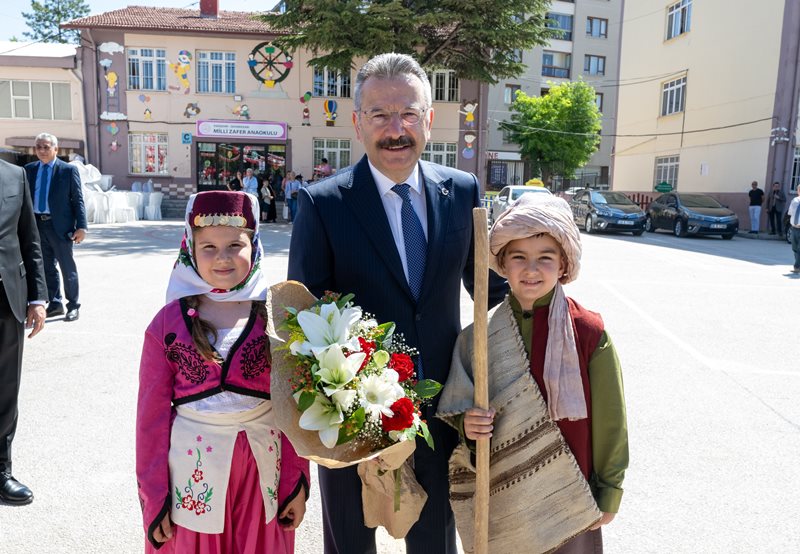 Valimiz Sayın Hüseyin Aksoy, öğrencilerin karne sevincine ortak oldu.