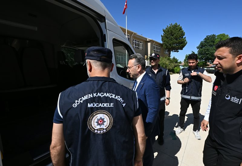 Valimiz Sayın Hüseyin Aksoy, Beylikova ilçesinde faaliyetlerine devam eden İl Göç İdaresi Müdürlüğüne bağlı "Mobil Göç Aracı"nı ziyaret etti.