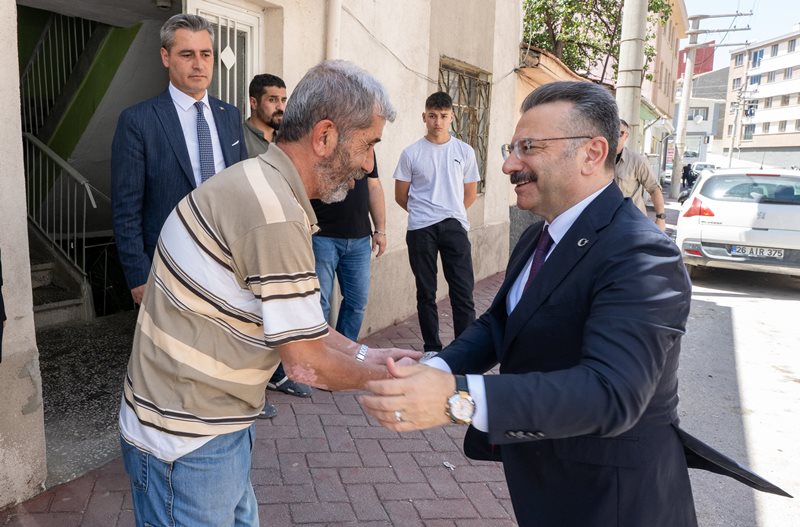 Valimiz Sayın Hüseyin Aksoy, Kurban Bayramı arefesinde şehit olan Piyade Binbaşı Şevket Tombul'un ailesini ziyaret ederek bayramlarını kutladı.