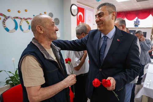 VALİMİZ SAYIN ATİLLA TOROS, YAŞLI BÜYÜKLERİMİZİN BABALAR GÜNÜNÜ KUTLADI VE KARANFİL TAKDİM ETTİ