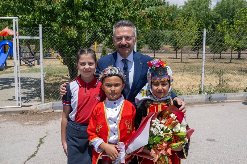 Valimiz Sn. Hüseyin Aksoy, Reşat Benli İlkokulu'nda yapımı tamamlanan "Yapay Zeka Atölyesi"nin ve "Üreten Okul Bahçesi"nin açılışını gerçekleştirdi.