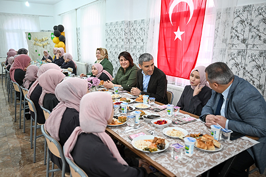 Vali Aktaş, Hz. Hatice Yatılı Hafızlık Kız Kur’an Kursu Öğrencileriyle İftar Sofrasında Buluştu