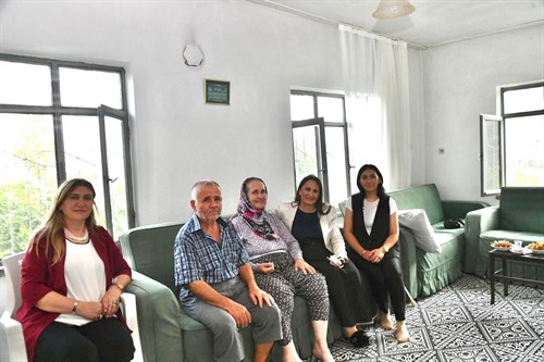 VALİMİZ SAYIN ATİLLA TOROS’UN EŞİ DUDU İREM TOROS HANIMEFENDİ, ANAMUR İLÇEMİZDE İKAMET EDEN ARİFE ÇAKMAK’I EVİNDE ZİYARET ETTİ
