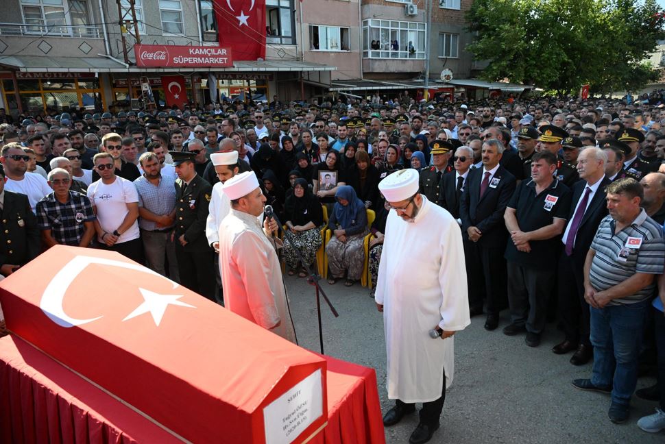 Vali Turan, Aziz Şehidimiz için düzenlenen cenaze törenine katıldı…
