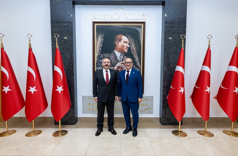 Kocaeli Sanayi Odası Yönetim Kurulu Başkanı Ayhan Zeytinoğlu Valimiz Sayın Hüseyin Aksoy'u ziyaret etti.