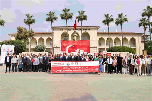 VALİMİZ SAYIN ATİLLA TOROS, “AİLEMİZ GELECEĞİMİZ” TEMASIYLA “15 MAYIS AİLE GÜNÜ” KAPSAMINDA GERÇEKLEŞTİRİLEN FARKINDALIK YÜRÜYÜŞÜNE KATILDI