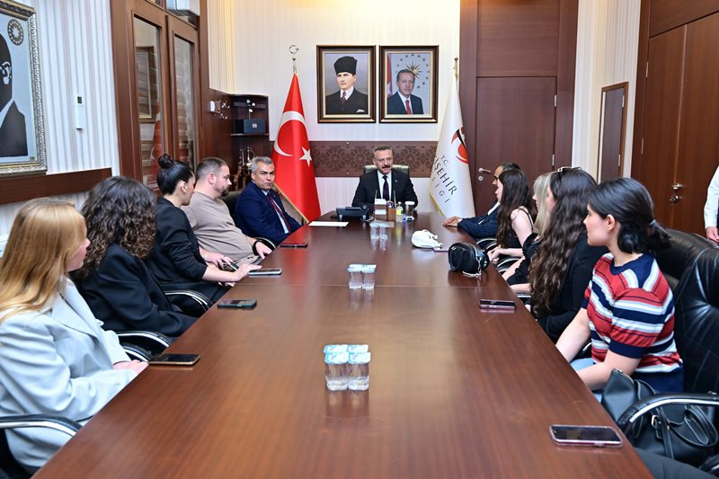 Valimiz Hüseyin Aksoy, Eskişehir'de ilk kez basın kartı almaya hak kazanan gazetecilere kartlarını düzenlenen törenle takdim etti.