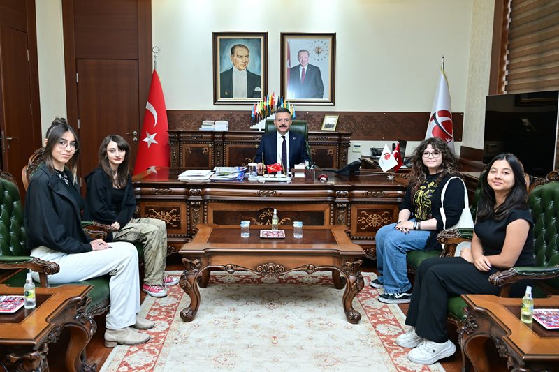 Valimiz Sayın Hüseyin Aksoy 8 Basamak Çocuk Derneği Kurucu Başkanı Elif Zülal Karakaya ve Yönetim Kurulu Üyelerini kabul etti.