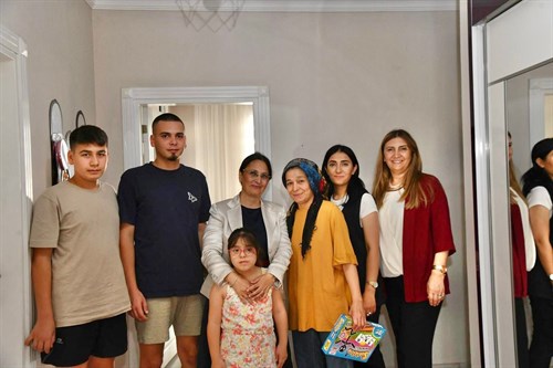 VALİMİZ SAYIN ATİLLA TOROS’UN EŞİ DUDU İREM TOROS HANIMEFENDİ, ANAMUR İLÇEMİZDE ÖZEL GEREKSİNİMİ BULUNAN EVLADIMIZI EVİNDE ZİYARET ETTİ