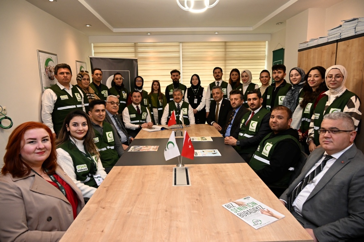 Vali Dr. Erdinç Yılmaz, 1-7 Mart Yeşilay Haftası Dolayısıyla Türkiye Yeşilay Cemiyeti Osmaniye Şubesi'ni Ziyaret Etti