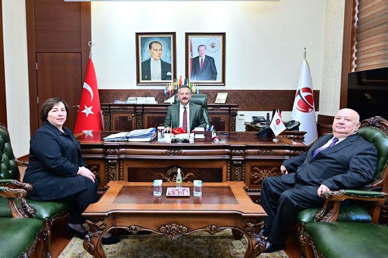 Emekli Anestezi Uzmanı Dr. Gültekin Yalçın ve eşi Dr. Nesrin Yalçın Valimiz Sayın Hüseyin Aksoy’u ziyaret etti.