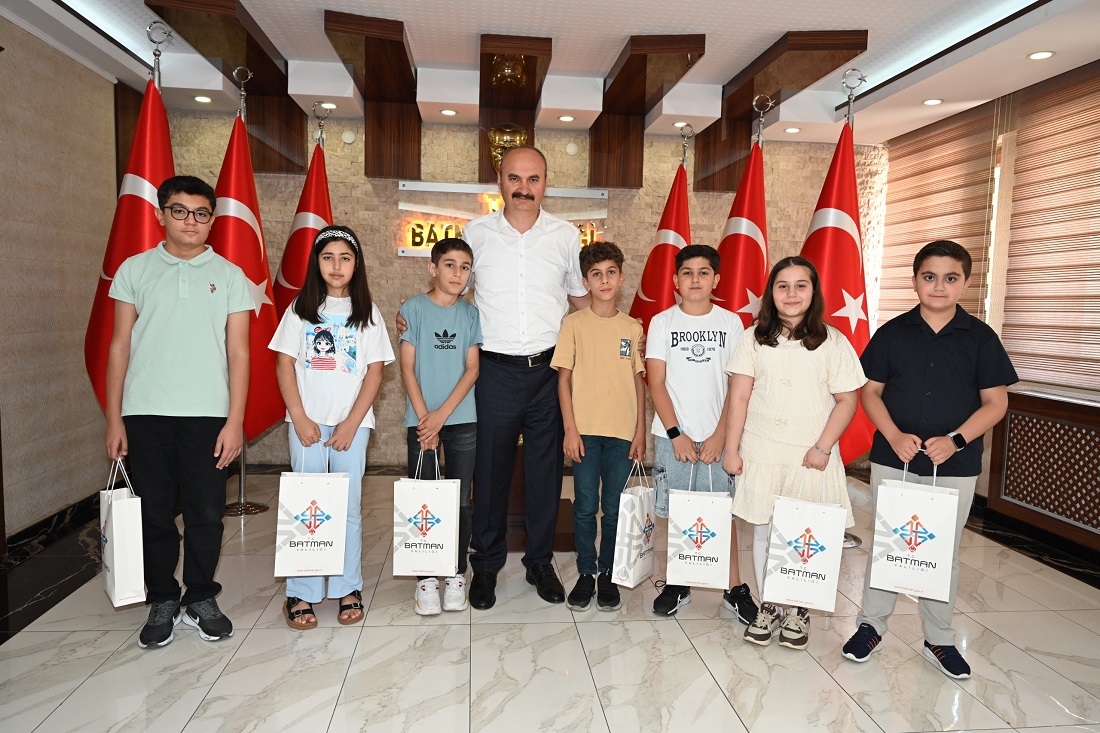 Valimiz, Bursluluk Sınavında 500 Tam Puan Alan Öğrencileri Makamında Ağırladı