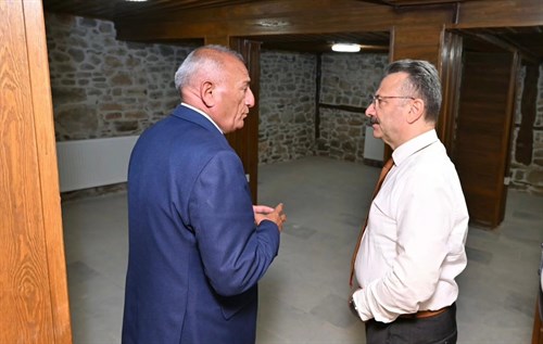 Valimiz Sayın Hüseyin Aksoy, Han ilçesinde misafirhane olarak kullanılması planlanan Arifoğlu Konağı'nda incelemelerde bulundu.