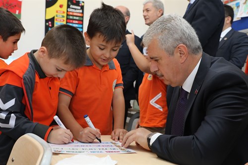 Valimiz İbrahim Akın’ın Katılımıyla Selçuklu Şehit Musa Esat Kaya İlkokulunda Görme Taraması Yapıldı