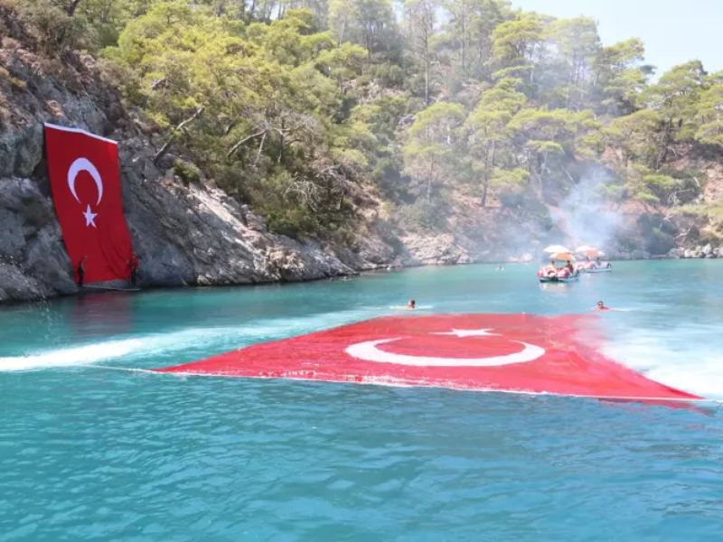 Denizde Türk Bayraklı 30 Ağustos Kutlaması Gerçekleştirildi