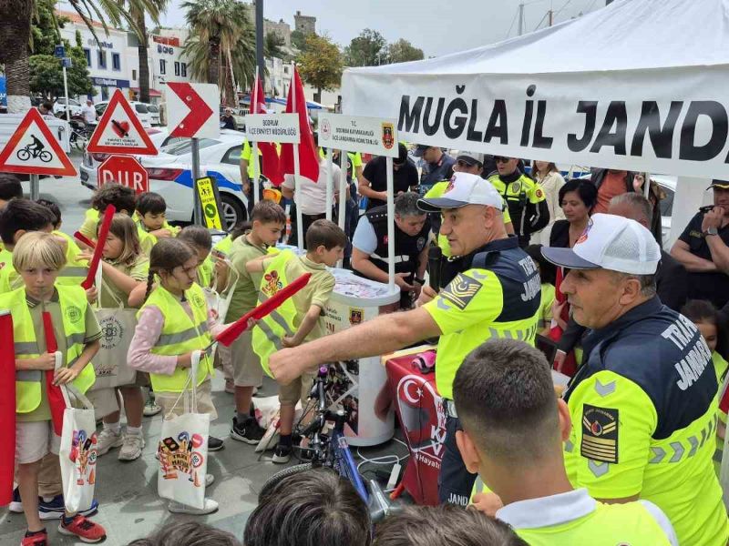 Muğla'da Polis ve Jandarma Ekipleri, Öğrencilere Uygulamalı Trafik Eğitimi Verdi