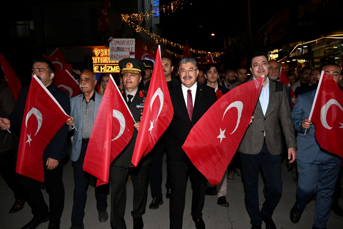 Cumhuriyetimizin Kuruluşunun 102. Yıl Dönümü Kutlama Etkinlikleri Kapsamında Fener Alayı ve Bayrak Yürüyüşü Düzenlendi