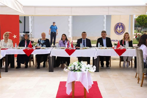 VALİMİZ SAYIN ATİLLA TOROS, EŞİ DUDU İREM HANIMEFENDİ İLE BİRLİKTE,  ANNELER GÜNÜ MÜNASEBETİYLE DÜZENLENEN PROGRAMA KATILDI