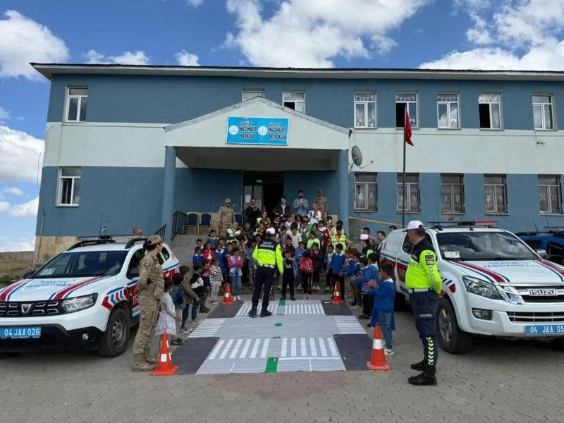 Ağrı Diyadin’de Jandarma Trafik Ekipleri Öğrencilere Eğitim Verdi