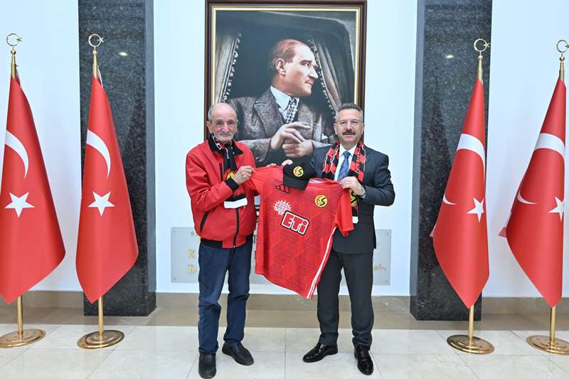 Eskişehirspor'un eski amigolarından Hasan Gül Valimiz Sayın Hüseyin Aksoy'u ziyaret etti.