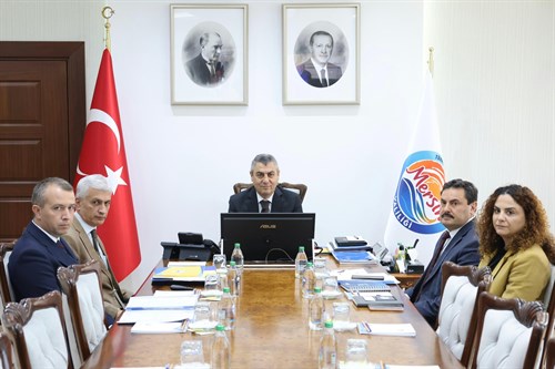 VALİMİZ SAYIN ATİLLA TOROS’UN BAŞKANLIĞINDA, İLİMİZDE BULUNAN ‘ANIT AĞAÇLARI’ İLE İLGİLİ DEĞERLENDİRME TOPLANTISI GERÇEKLEŞTİRİLDİ