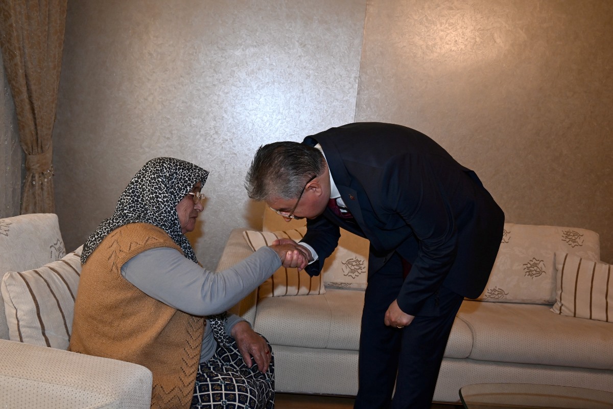 Vali Yılmaz, 1 Ekim Dünya Yaşlılar Günü Büyüklerimizi Evlerinde Ziyaret Etti